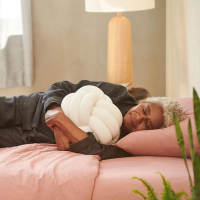Coussin tricoté relaxant – Forme nouée