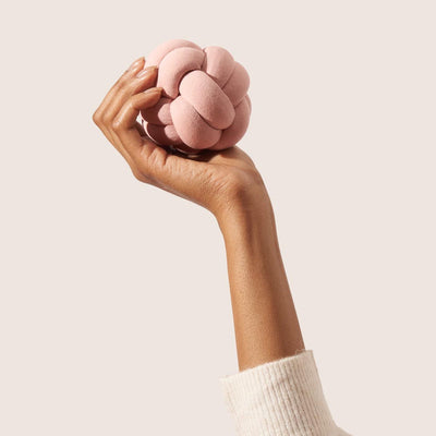 Coussin tricoté relaxant – Forme nouée