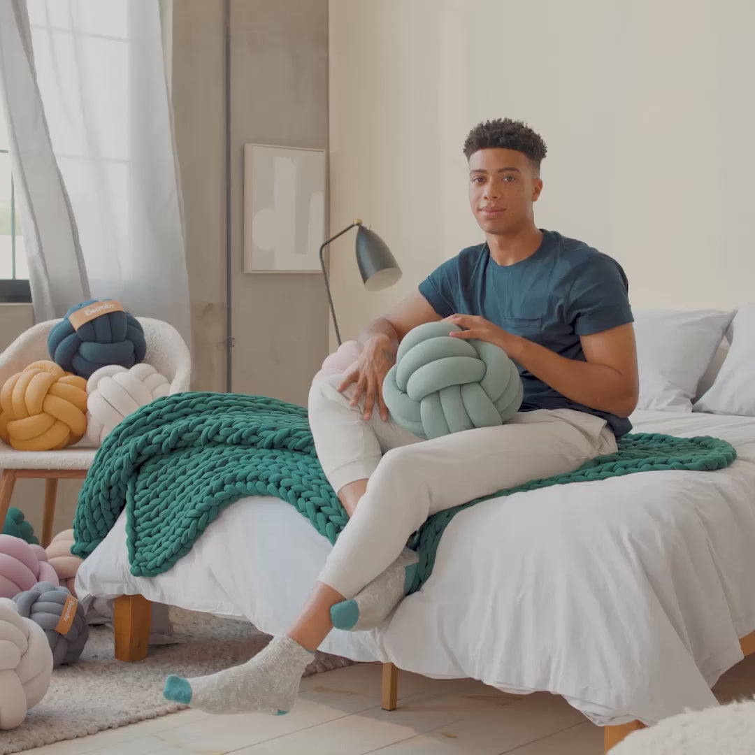 Coussin tricoté relaxant – Forme nouée